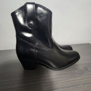 NIB Frye Jackie Button Short